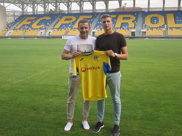 SummarizeFANII SUNT ÎN DELIR! FC Petrolul Ploiești își prezintă noua vedetă spaniolă — Pregătiți-vă pentru spectacol!..