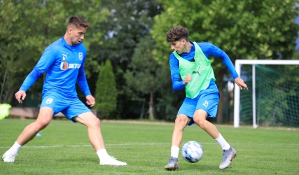 BOMBĂ DE VARĂ! Universitatea Craiova semnează cu un mijlocaș spaniol de top – Transferul care zguduie Superliga!