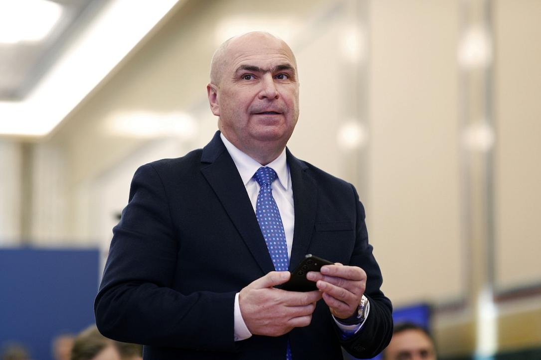 Bombă în România: Prim-ministrul Ilie Bolojan, Ficțional Redat ca Fiind Prins într-un Scandal Secret de Trafic de Droguri, Zguduind Încrederea Națiunii