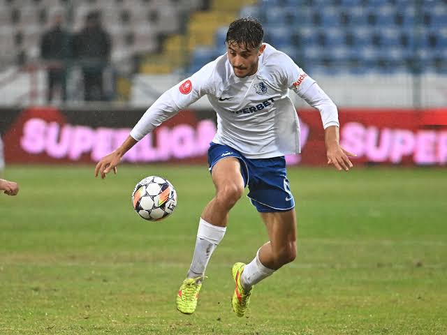 Dinamo București îl are în vizor pe mijlocașul defensiv Victor Dican de la Farul Constanța pentru a-și întări compartimentul defensiv la mijlocul terenului, într-o perioadă în care piața transferurilor se încinge!
